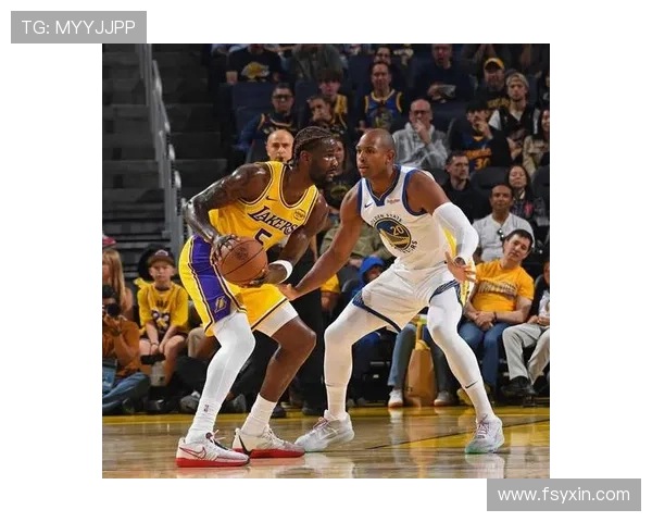 詹姆斯领衔湖人队迎战勇士，NBA季前赛引发球迷热议